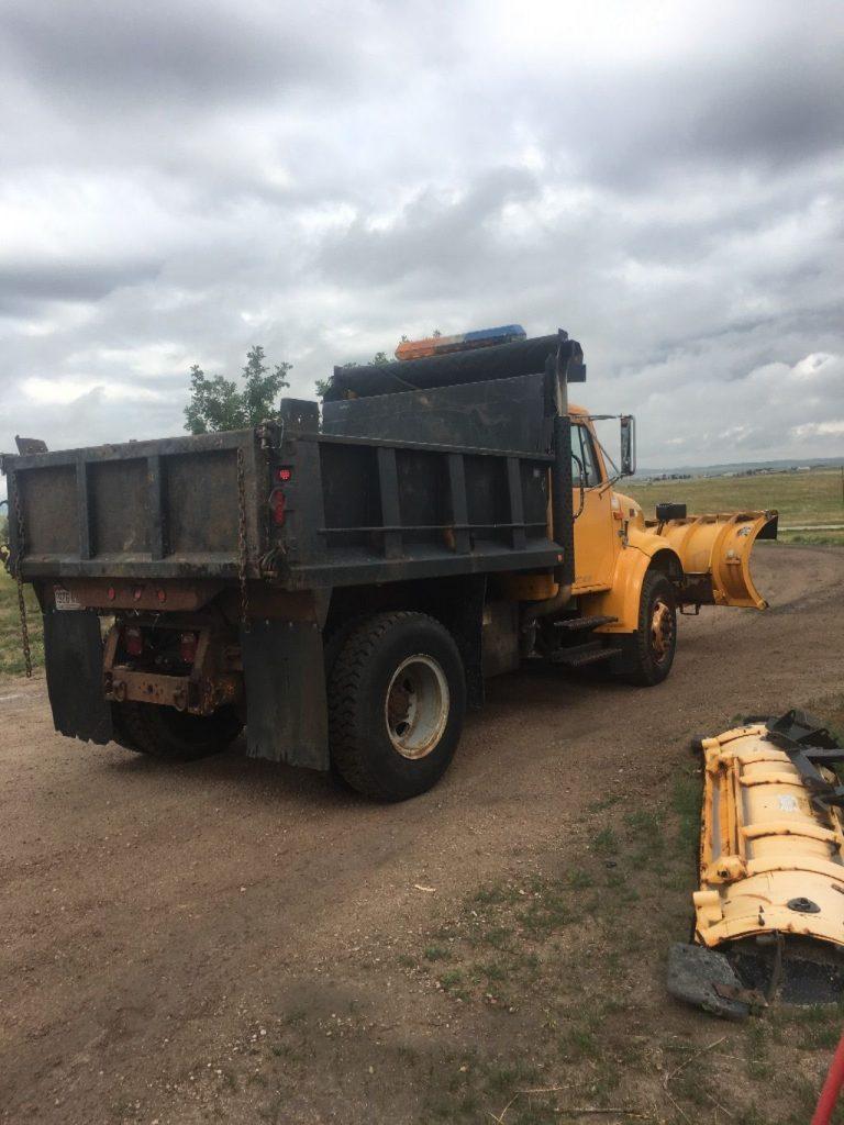 Snow plow 1997 International 4700 truck