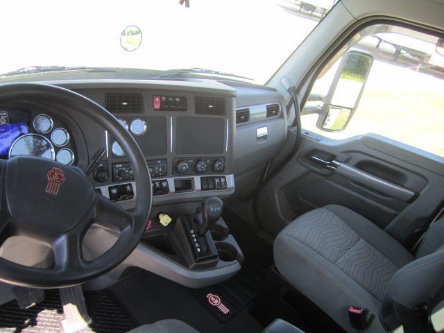 decent miles 2014 Kenworth T680 truck