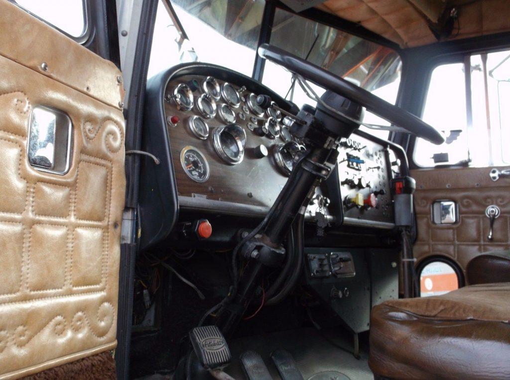 Short Hood wrecker 1981 Peterbilt truck