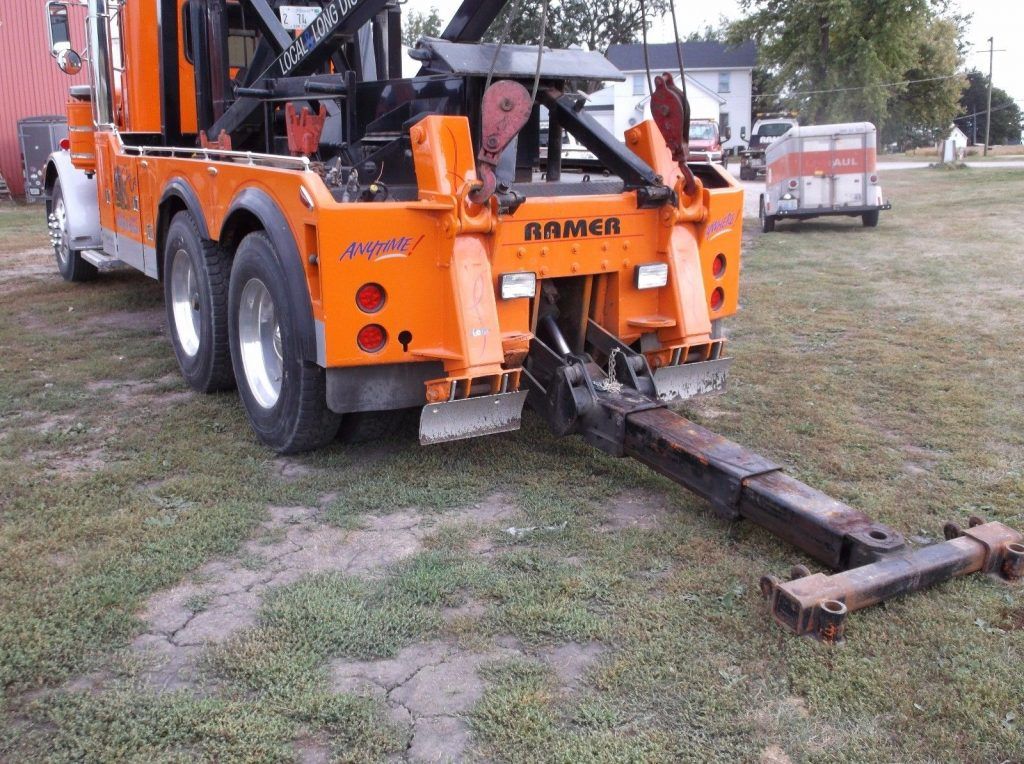 Short Hood wrecker 1981 Peterbilt truck