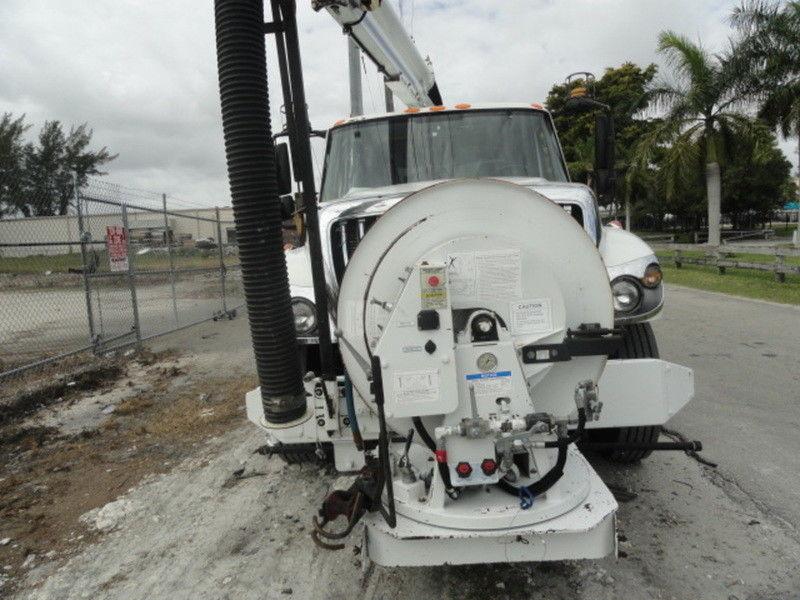 vacuum excavator 2009 International 7300 truck