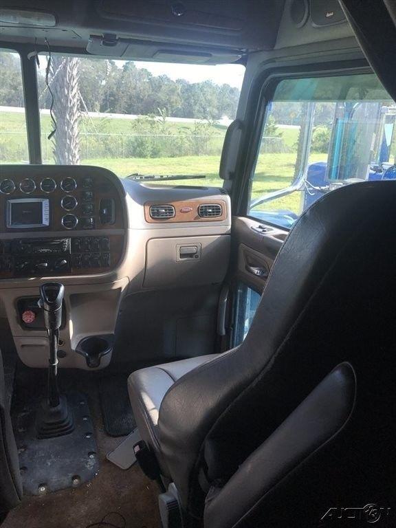 great shape 2009 Peterbilt 389 truck