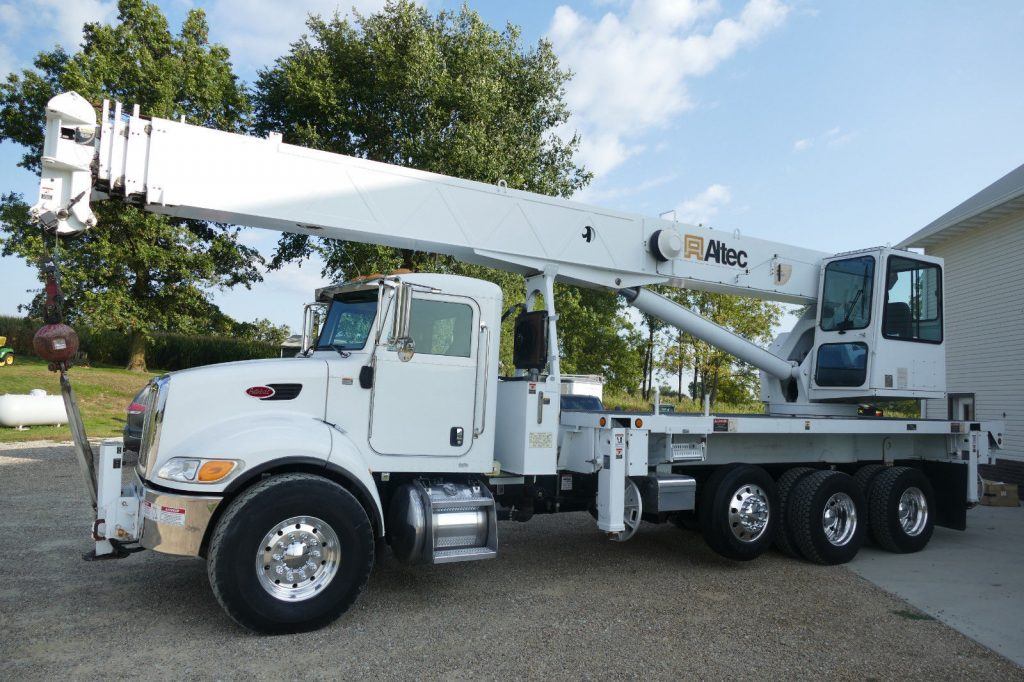 pretty clean 2007 Peterbilt 340 crane truck
