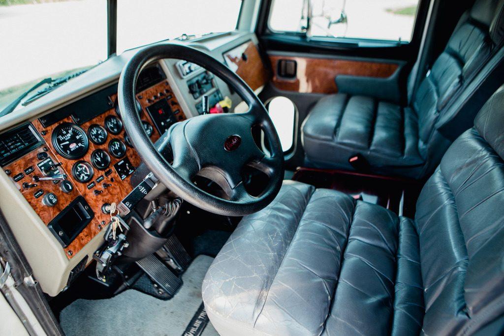 sport chassis 2004 Peterbilt 330 truck