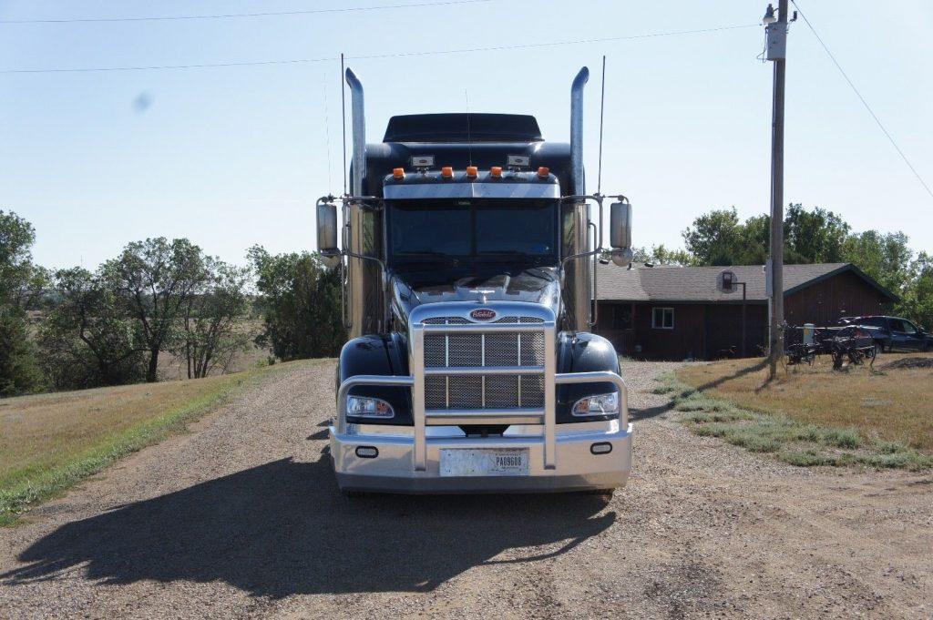 well maintained 2006 Peterbilt 386 truck
