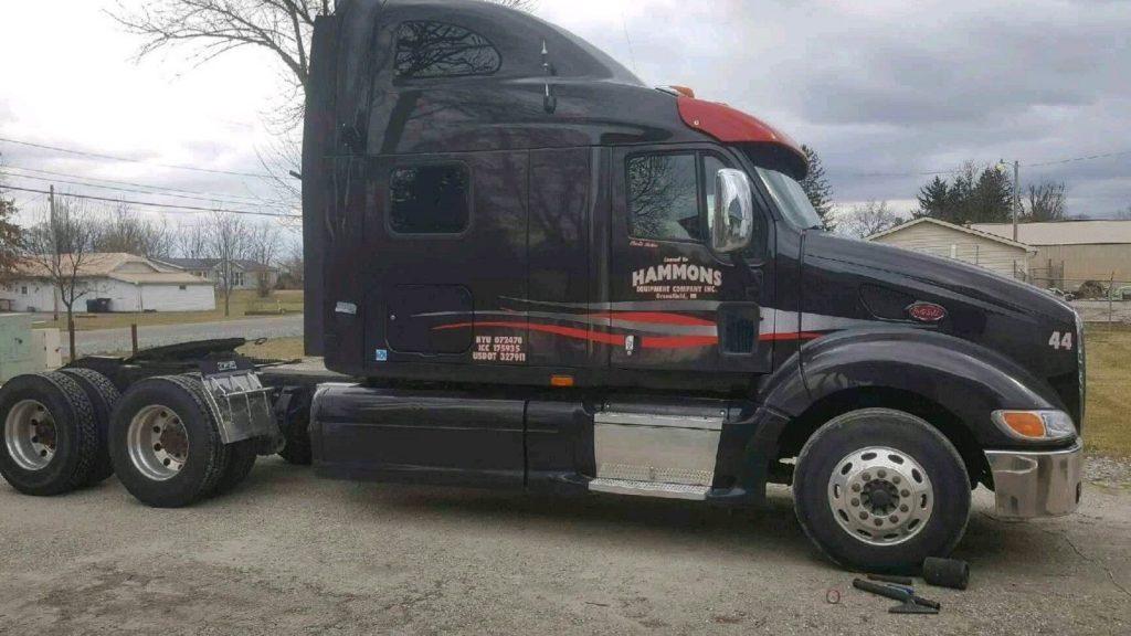 well maintained 2009 Peterbilt 387 truck