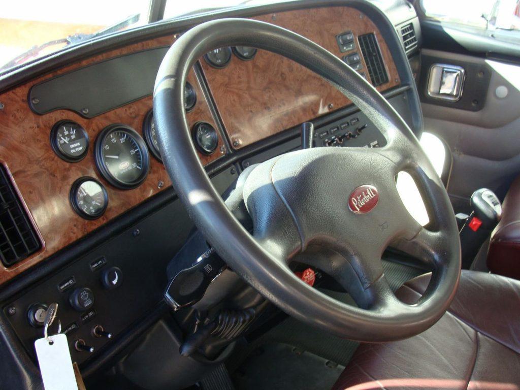 well serviced 2005 Peterbilt 379 119 truck