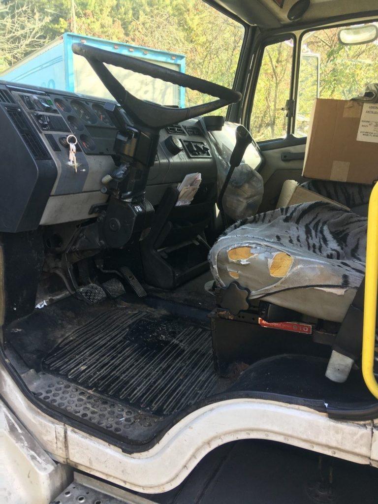 Business Class 1999 Freightliner FL70 truck