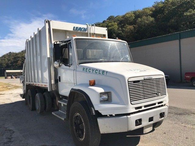 Garbage hauler 1999 Freightliner FL80 truck