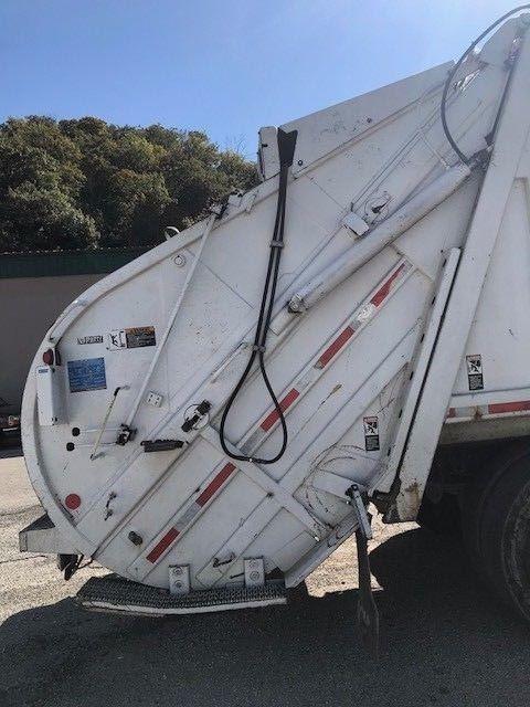 Garbage hauler 1999 Freightliner FL80 truck