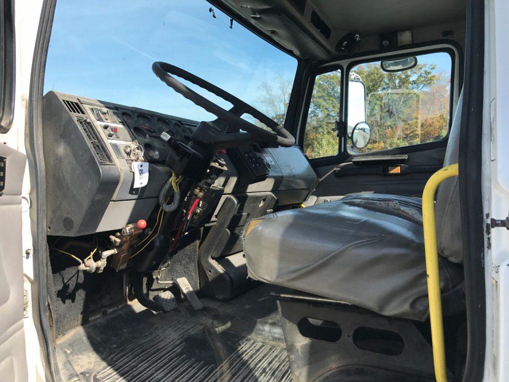 boom bucket 2000 Freightliner FL80 truck