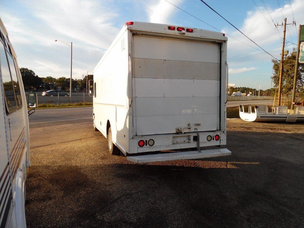 box van 2005 Freightliner MT45 truck