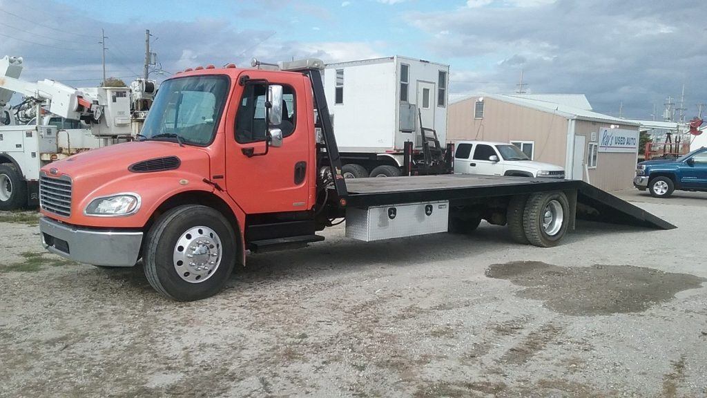 fully operating 2005 Freightliner M2 106 Flatbed Truck