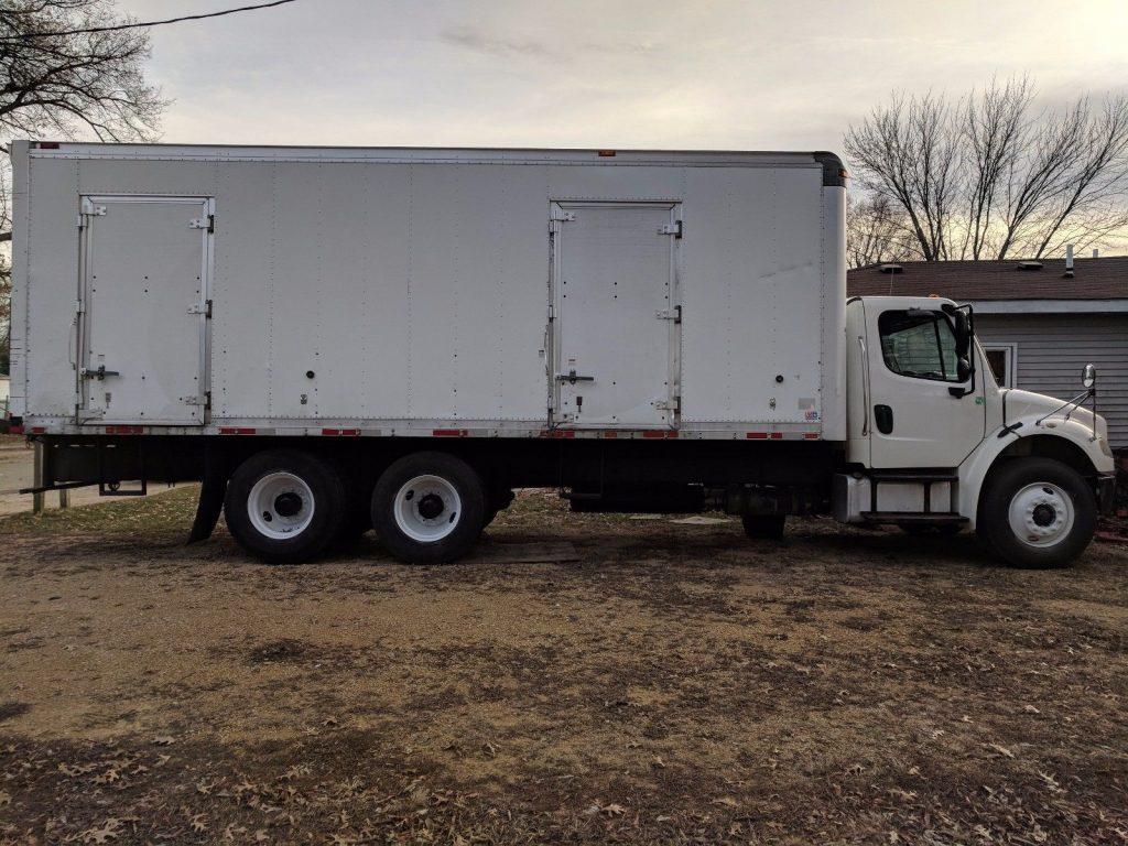 tandem axle 2005 Freightliner M2 truck