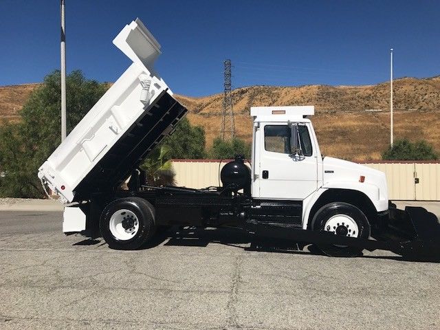 very clean 2002 Freightliner FL70 truck
