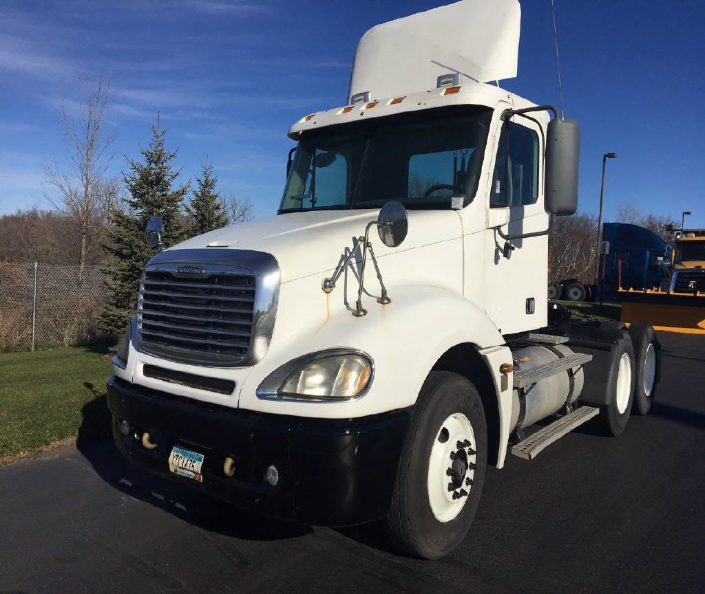 clean 2006 Freightliner Columbia truck