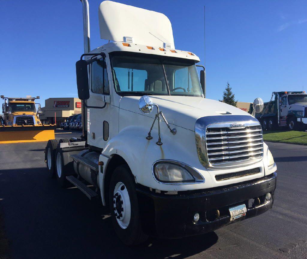 clean 2006 Freightliner Columbia truck