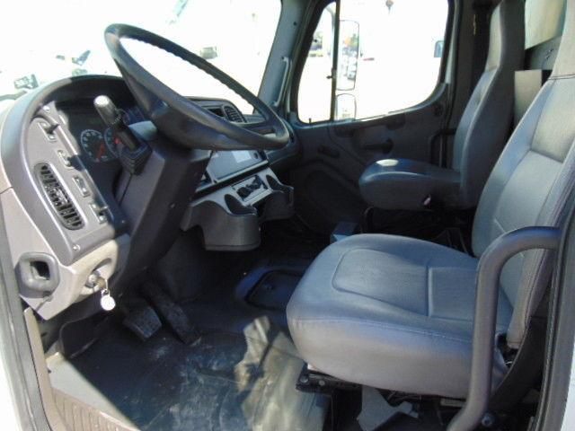 rust free 2006 Freightliner M2 Business Class box truck