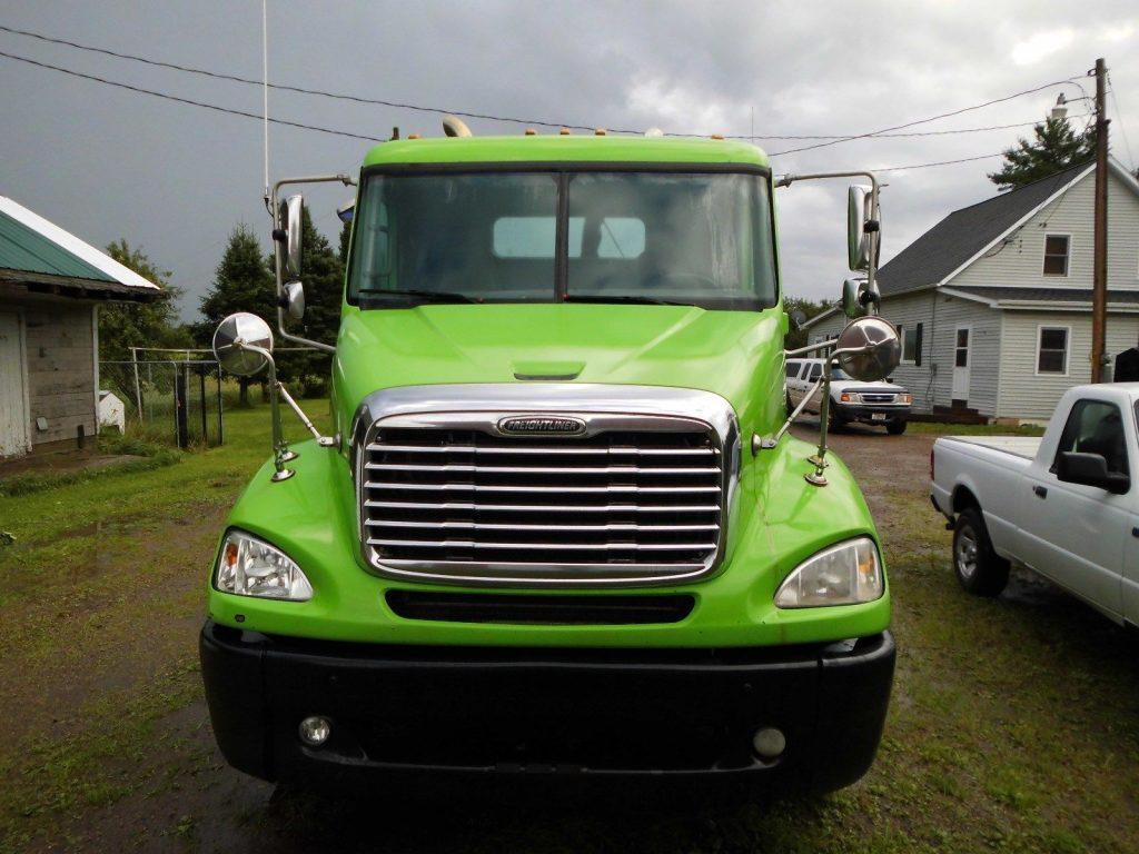 very nice 2005 Freightliner Columbia truck
