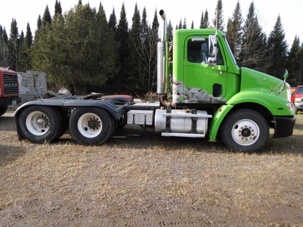 very nice 2005 Freightliner Columbia truck