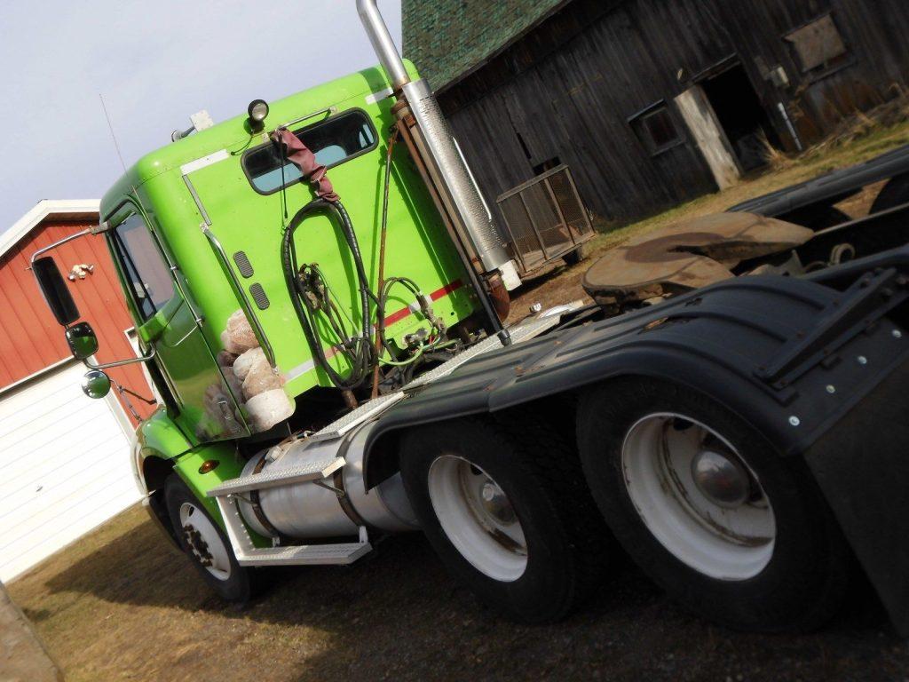very nice 2005 Freightliner Columbia truck