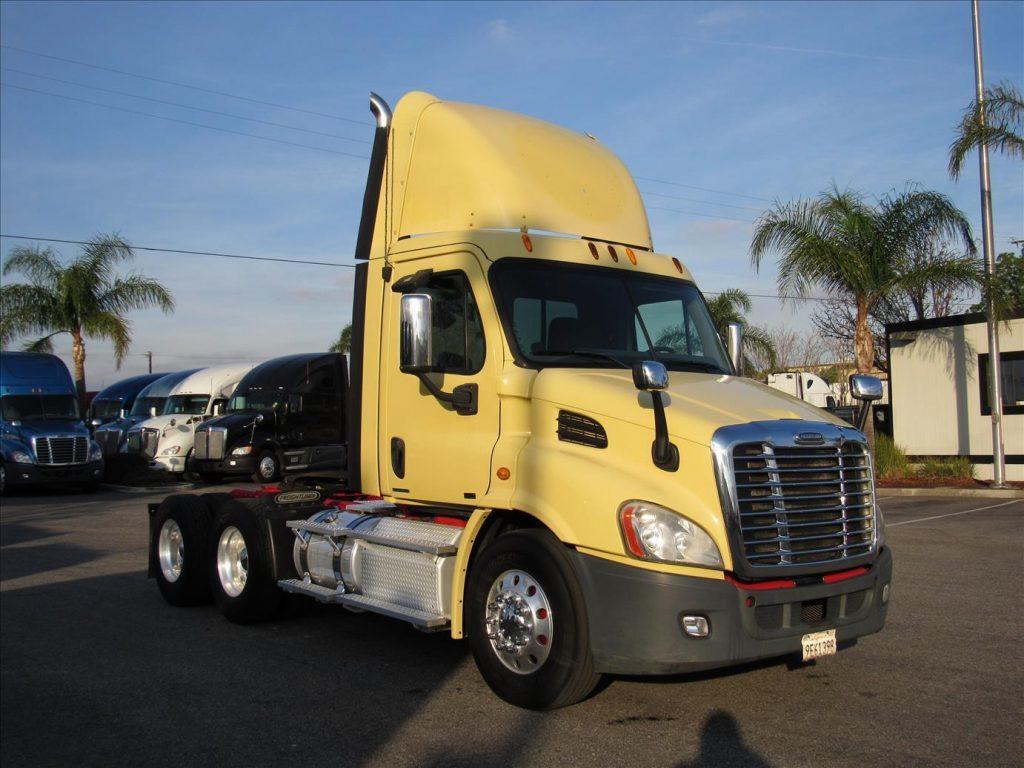 clean 2011 Freightliner Cascadia truck