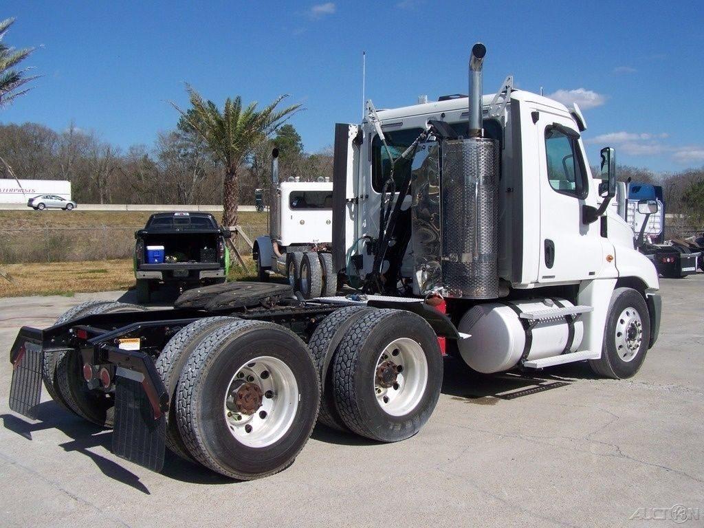 very clean 2011 Freightliner Cascadia CA125 truck