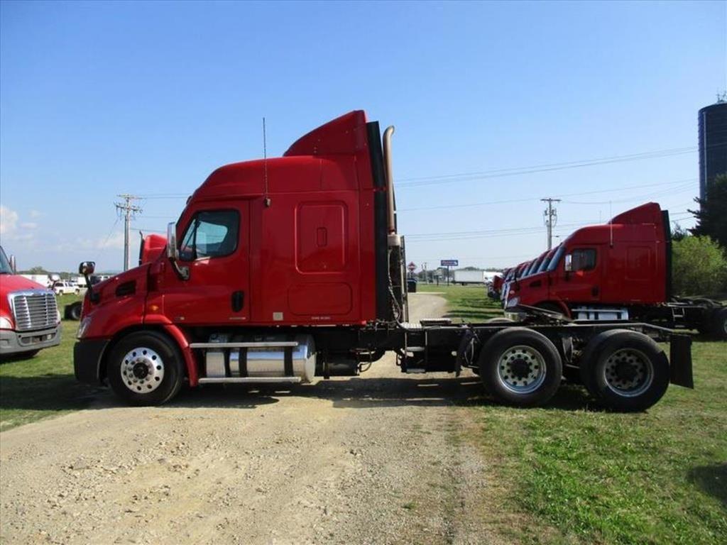 very nice paint 2012 Freightliner Cascadia 113 truck