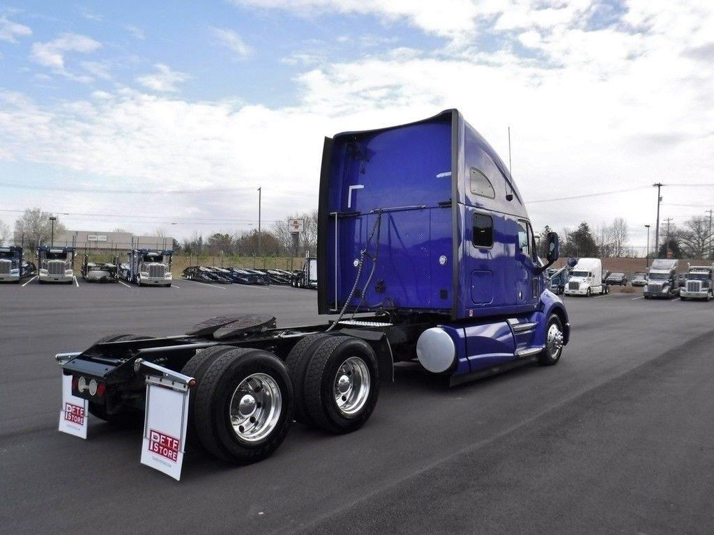 very clean 2012 Kenworth T700 Sleeper