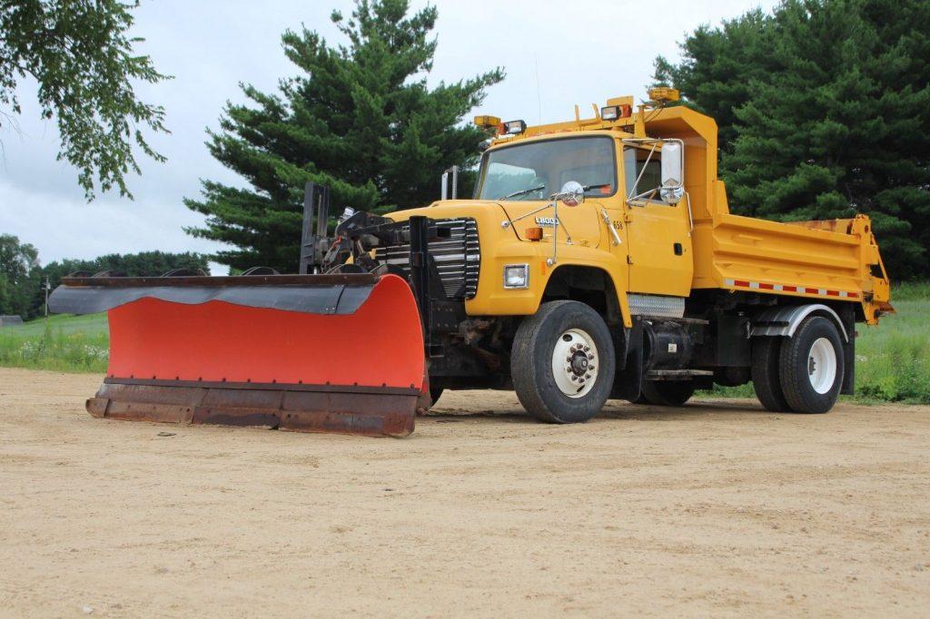 Great Condition 1992 Ford L8000 truck