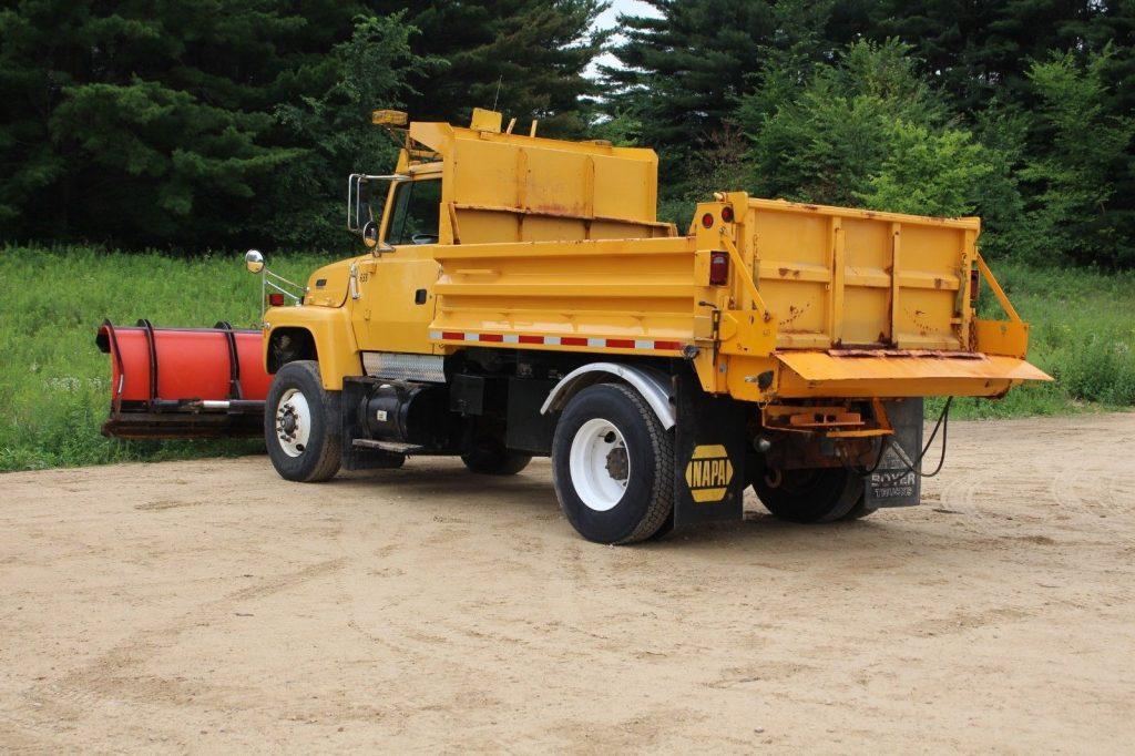 Great Condition 1992 Ford L8000 truck