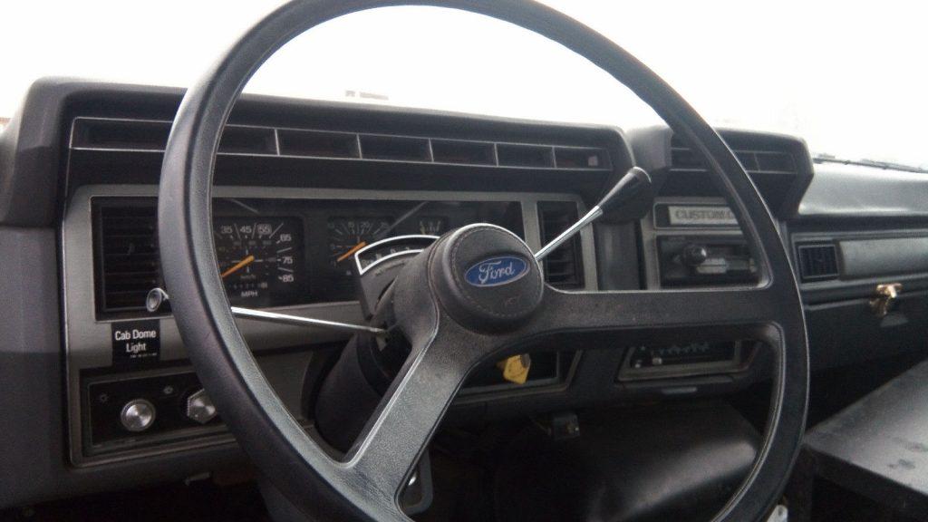 great shape 1989 Ford F700 truck