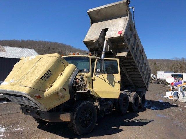 solid 1989 Ford L9000 truck