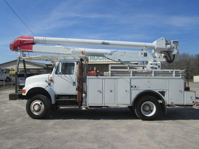 strong 1991 International 4800 truck