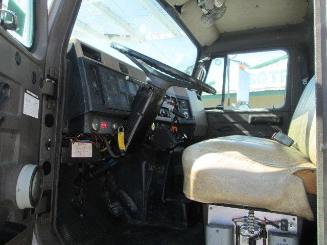 strong 1991 International 4800 truck