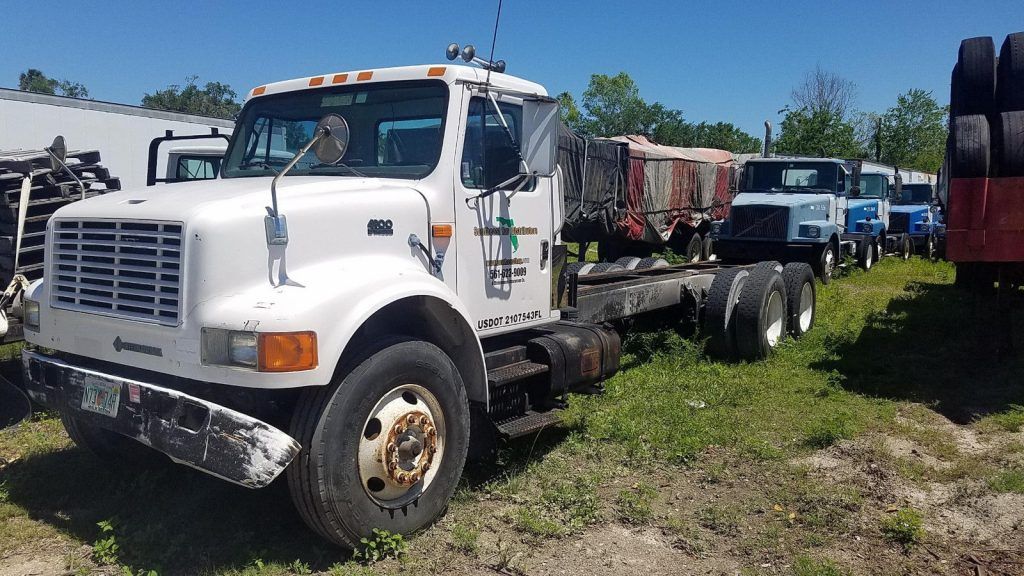 strong 1997 International 4900 truck