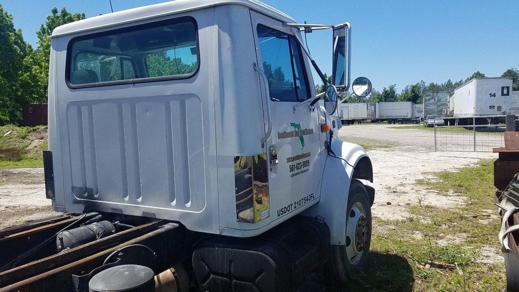 strong 1997 International 4900 truck