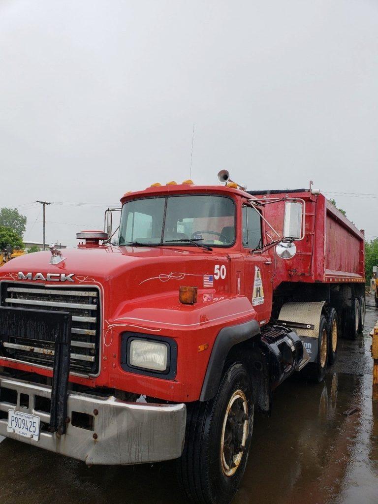super clean 1996 Mack RD600 truck