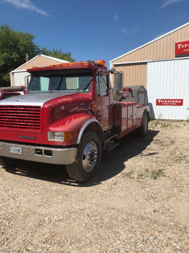 great shape 1998 International tow truck