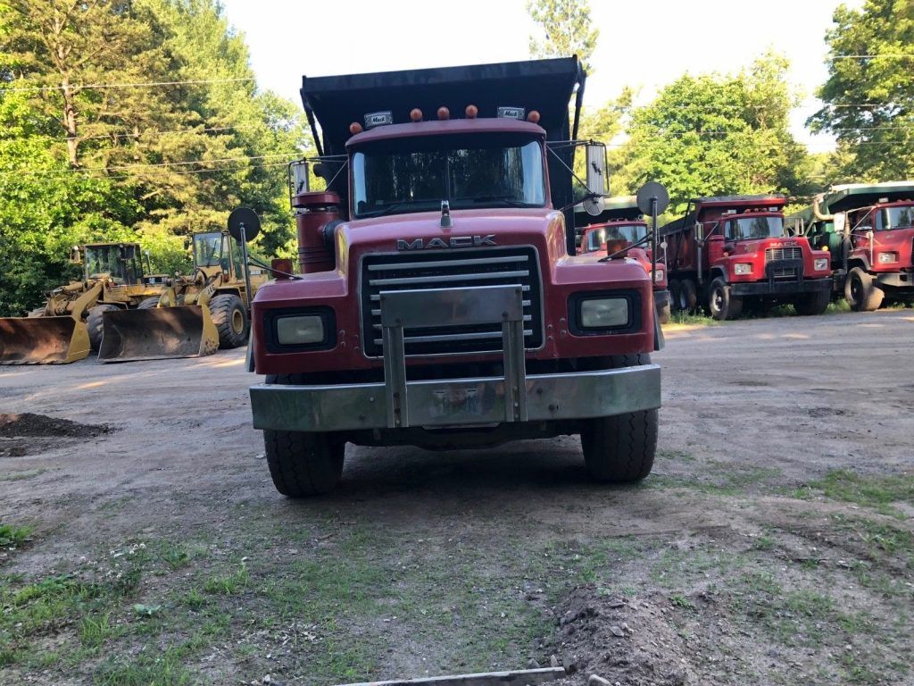 low miles 1998 Mack RD688S Tri axle Dump truck