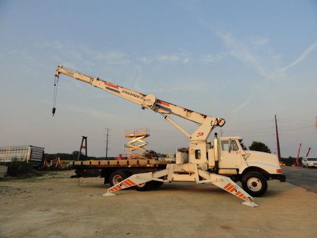 solid 1998 International 2674 crane truck