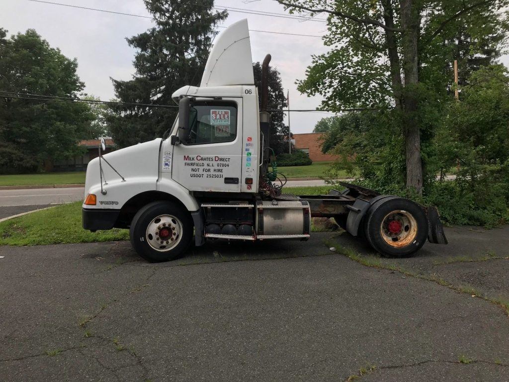 solid 2003 Volvo VNM truck