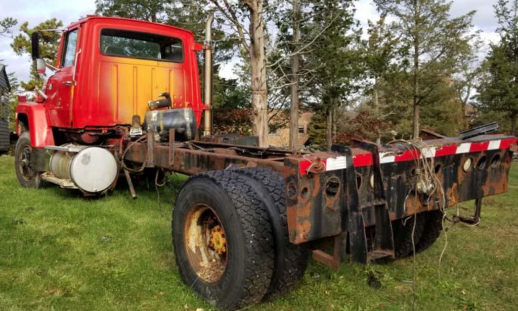 cab and chassis 1985 Ford L Series truck