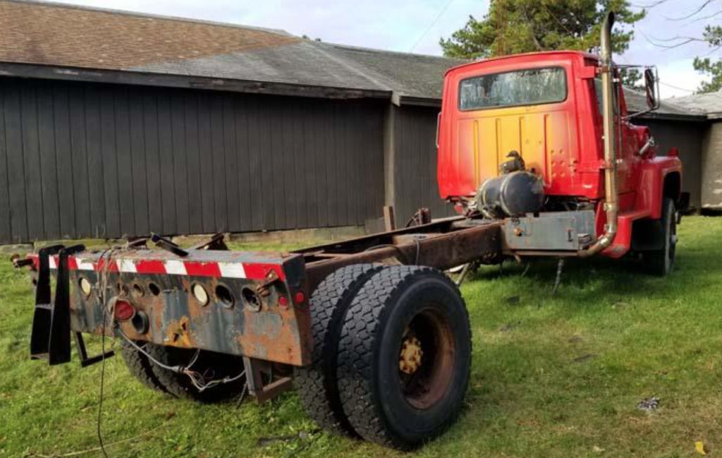 cab and chassis 1985 Ford L Series truck