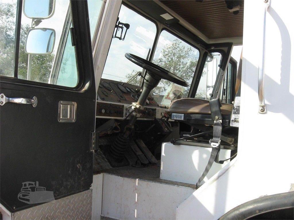 solid 1985 Telect Commander 4500 truck