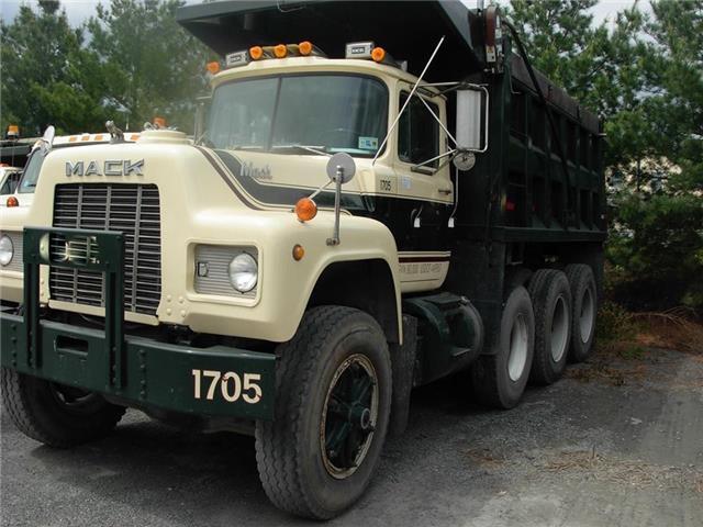 solid 1987 Mack Rd686sx TRI AXLE DUMP truck