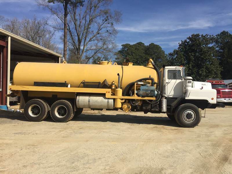 decent mileage 1991 Mack DM 690S Vacuum Truck