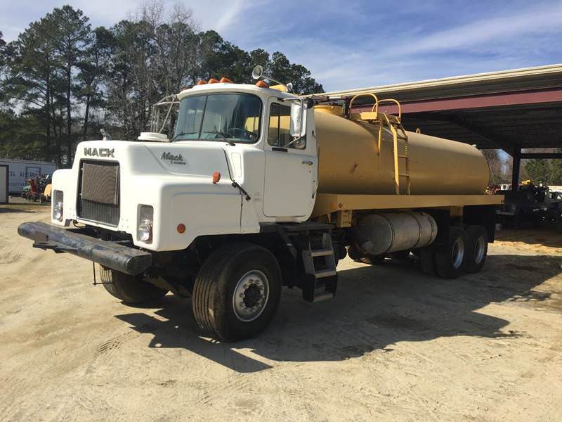 decent mileage 1991 Mack DM 690S Vacuum Truck