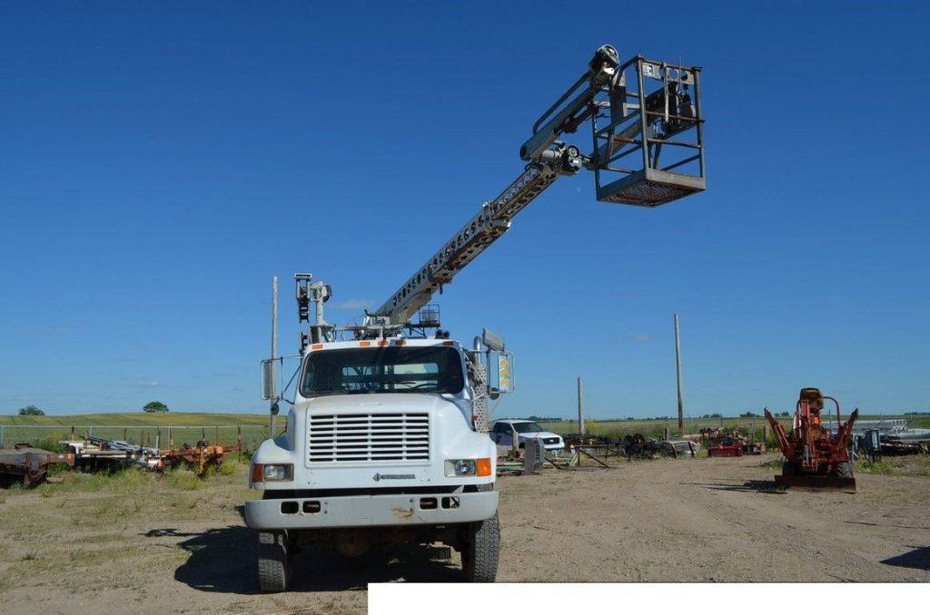 new engine 1992 International 4800 4×4 truck