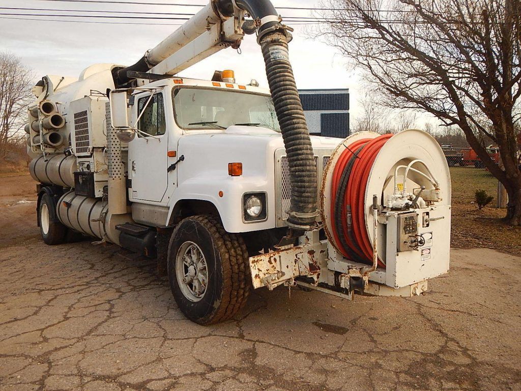 solid 2000 Freightliner Vactor 2100 sewer cleaning truck